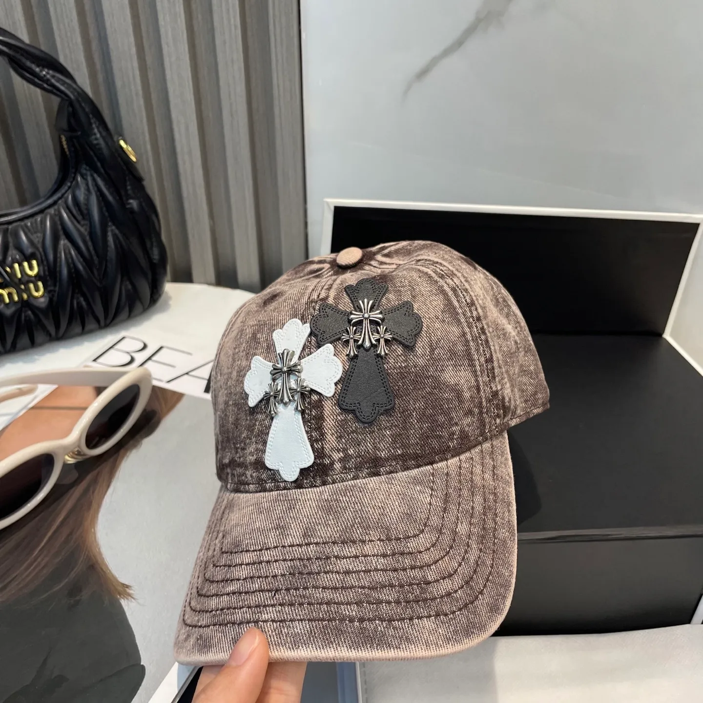 P76 Crow Heart 🆕🆕25 new baseball cap, stylish and classic cross logo, casual with a cool feeling, unisex style, same style for men and women! Very easy to match! Head circumference: 56-58cm is available
